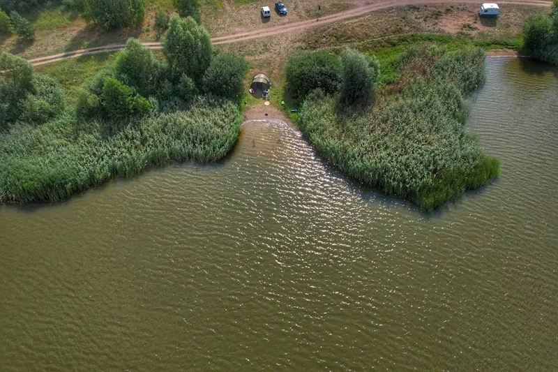 angling bivvy lakeside , photo from Pexels